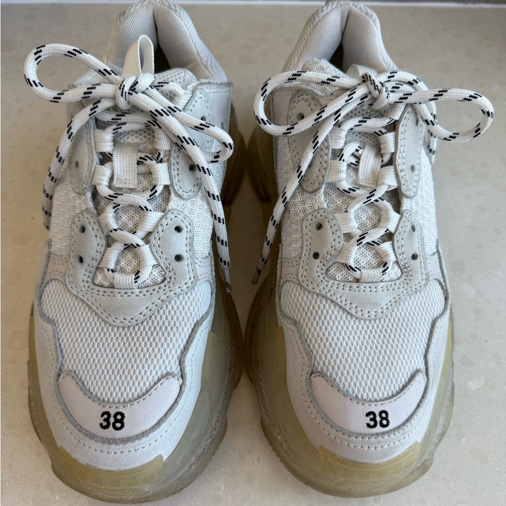 BALENCIAGA TRIPLE S Sneakers, size 38 (8-8.5) Excellent pre loved ❤️ condition.